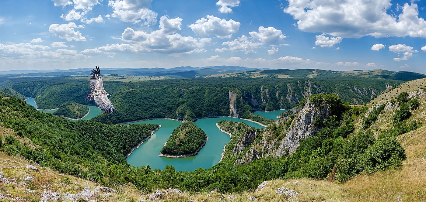 Meandri Uvca, zelena reka koja vijuga kroz kanjon