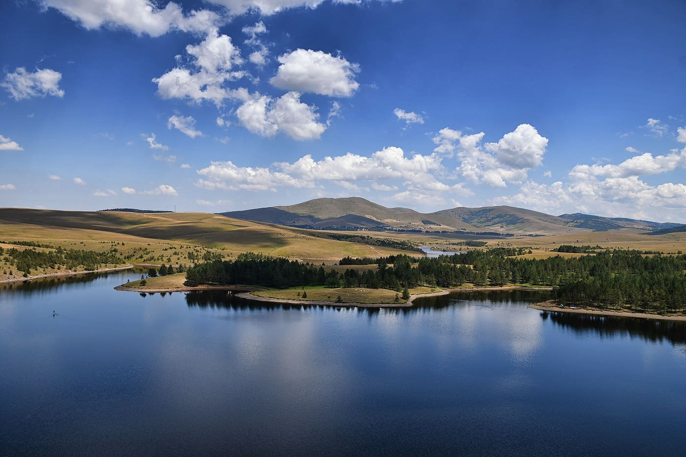 Ribničko jezero i planinski pejzaž Zlatibora